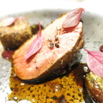 ラ ペ - スペイン産鴨胸肉のロースト　山椒の風味とポルトワインのソース　赤キャベツと黒ニンニクのジュレ　ブータンノワールテリーヌのクロケット　マッシュルームと赤キャベツのマリネ