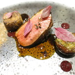 スペイン産鴨胸肉のロースト　山椒の風味とポルトワインのソース　赤キャベツと黒ニンニクのジュレ　ブータンノワールテリーヌのクロケット　マッシュルームと赤キャベツのマリネ