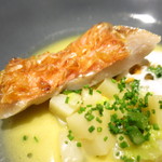 ラ ペ - 金目鯛のポアレ松毬焼き風　モンサンミシェルのムール貝　ジャガイモ　白菜　シブレット　ムール貝のジュのソース　タイの柑橘バイマックルの泡