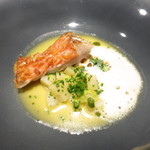 金目鯛のポアレ松毬焼き風　モンサンミシェルのムール貝　ジャガイモ　白菜　シブレット　ムール貝のジュのソース　タイの柑橘バイマックルの泡