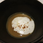 ラ ペ - 北海道産秋刀魚のビスク　メイプルシロップのムース　八角のパウダー