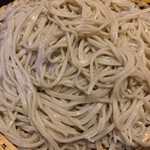 そばくらんぼん - お蕎麦のアップです。星は飛んでいません。滑らかですが、切り幅にばらつきがあります。