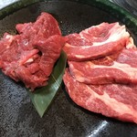 成吉思汗 大黒屋 - （左）ショルダー、（右）生ラム成吉思汗 （半分は既に鍋の上）