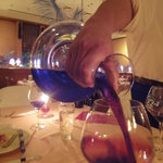 アントニオ - デキャンタに移してサーブしています