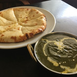 カレーナンハウス - チーズナンとサグチキンカレー