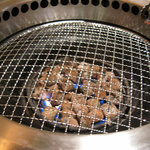 焼肉 赤牛 - 溶岩石のコンロ