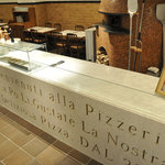 PIZZERIA CAPOLI - 店内に入るといきなり巨大な薪窯が鎮座