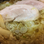 麺匠 えにし - 「佐野らーめん」大盛り 接写。スープは、透明度がかなり高く、透き通る黄金色をしている。