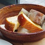 ブレッド&タパス 沢村 - おかわりパン