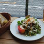 ブレッド&タパス 沢村 - パン、サラダ、アイスティー