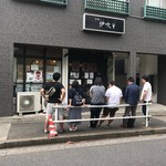 中華ソバ 伊吹 - 店舗前　列　出る頃も人数かわらず。