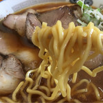 富公 - 富公は麺もいい！！！麺箱は見えないが、新村ぽい加水少ない味の濃ゆい麺。
      今日は濃いめのみで茹では親父さん任せ。
      デフォルトでもカタメだし富公はそのままが美味いかも。
      
      
      