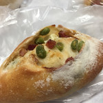 ブーランジェリー・ゼロサンゴ - 2017年9月中旬 枝豆と角切りハムとチーズのパン。枝豆の風味が美味い。