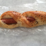 ブーランジェリー・ゼロサンゴ - 2017年9月中旬 ソーセージがぐるぐる巻き。こちらのソーセージが美味しいんだなぁ。息子の好物です。