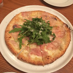 Trattoria Pizzeria Pireus - お店のオススメピザ。ブリアンゼッタイだったかな？シンプルな美味しさ❣️