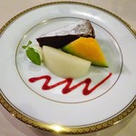 洋食堂 つるぎ - ガトーショコラ 季節のフルーツ添え フランボワーズソース