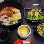 Kurano Bishokukan Kitayakata - 【ランチ】 海鮮丼とサラダと味噌汁と、そして茶碗蒸し \880
