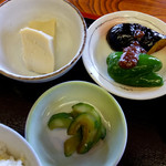 はんば亭 - 高野豆腐・茄子とピーマンの素揚げ荏胡麻味噌添え・お漬物