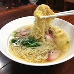 Bamee Kon Sae Lee - ワンタンと焼豚入りラーメン