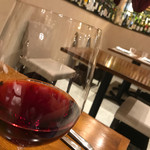 Enoteka Doro - グラスワインと店内の様子
