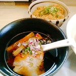 Sagamihara 欅 - つけ汁にはらーめん同様、２種のチャーシュー、材木メンマ、紫玉葱、青葱。