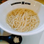 Sagamihara 欅 - 自家製のちゅるちゅる麺は冷たい昆布水に浸かっています。沖縄の高級塩・ぬちまーすを添えて。