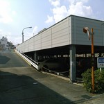 Sagamihara 欅 - お店の向かいを入って行った先に駐車場。郵便局の裏側かな。この立体駐車場の２階に上って行き、右後ろ奥に２台分。