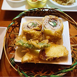 Ambiu - 連れの夜ランチのメイン
                        豚とチーズの梅しそロール天ぷらと野菜の天ぷら