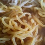 らーめん喰 - 徳島ラーメンの麺の拡大画像です。