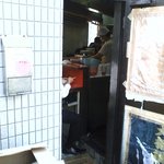 ラーメン二郎 三田本店 - 店舗裏口から店内を見る