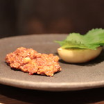 アカ - ソプラサーダ（パン粉、生ハム、にんにく、パプリカパウダー）大葉に包んで頂きます。