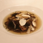 アカ - ソパでペタス 生ハムキノコ、もずくとナメコのとろみのスープ