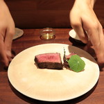 アカ - 平井牛雌牛イチボのロースト 黒ニンニクピューレ