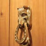 アカ - 入口ドアのノックハンドル