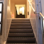 アカ - ビルの二階がお店です