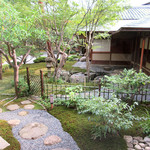 高台寺 十牛庵 - カウンターの背後に有名な庭園