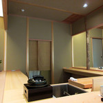 高台寺 十牛庵 - カウンターの空間。厨房は奥