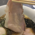 Japanese Soba Noodles 蔦 - わらかくきめ細かい肉質で、脂肪もあっさりとさらっとした味わいのチャーシュー