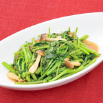 Stir-fried water spinach and mushrooms with salt