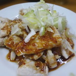 のんき - ◉シロ刺し（にんにくダレ）税込み400円 くにゅくにゅ食感のあぶら部分のないシロを、よく洗って茹で冷ましたよう。辛味のあるさっぱりしたタレがかけてありました