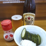 のんき - ◉瓶ビール（中）税込み550円  銘柄はサッポロラガー（赤星）◉おしんこ 税込み300円