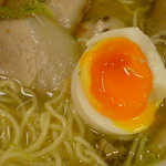 なるとやらーめん しお（煮玉子アップ）