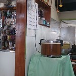 日立丸 船宿 - 奥が釣具販売コーナー、手前が食堂