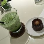 パティスリー・サダハル・アオキ・パリ - アイス マッチャ ラテ、カヌレ