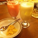 デリー - バラのジュース、ラッシー、インドのお菓子（ソーンパプリ）