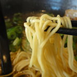 らーめん さんや - 麺は白っぽい低加水率のスクエアーなストレート細麺