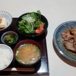 AZUMA - 豚肉の焼肉定食(主菜＋副菜)1300円