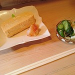 ランチに付く小鉢（出汁巻き玉子）と手作りの漬物
