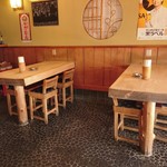 諏訪亭 - テーブル席の天板も白木