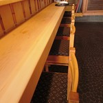 白木のカウンター席